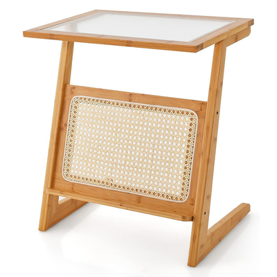 Natürliche Farbe Z-förmiger Bambus und Rattan Endtisch mit Glasoberfläche und Magazinregal